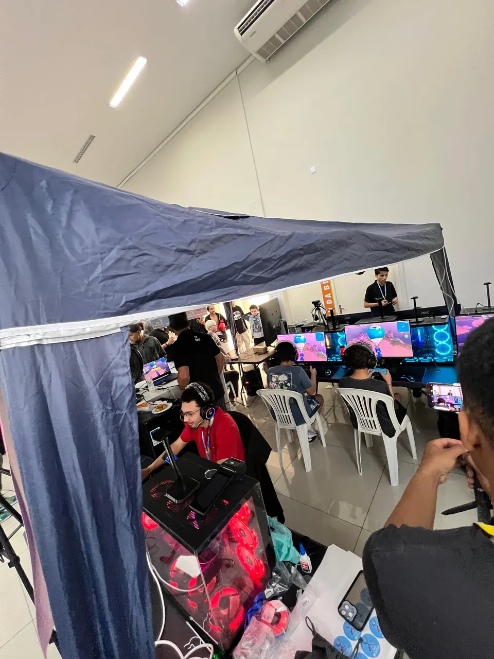 A tenda da arena no Cosgeek, agosto de 2025